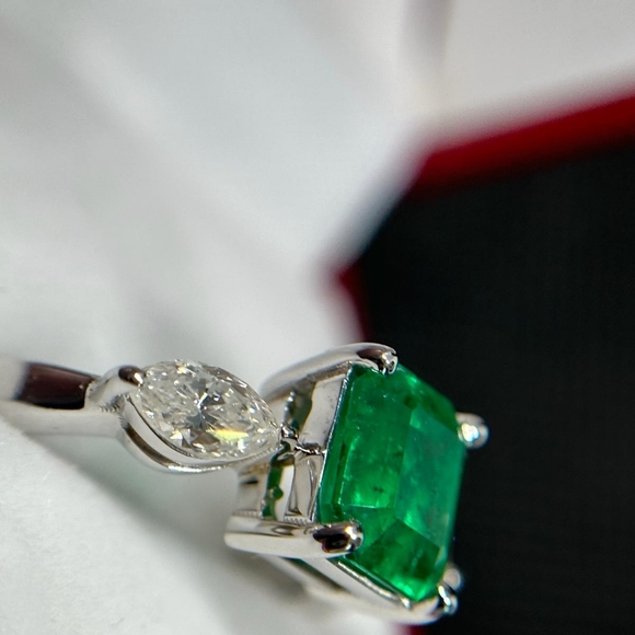 Emerald and marquise diamond ring - Picture 4 of 5